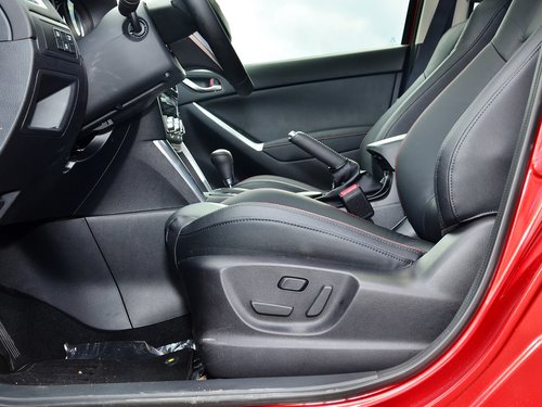 长安马自达  2.5L 自动 驾驶席侧面特写