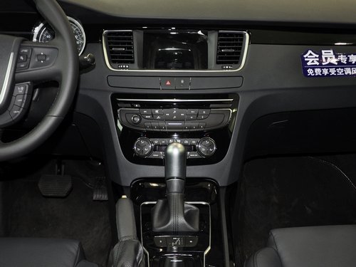 东风标致  2.0L 自动 中控仪表台总特写