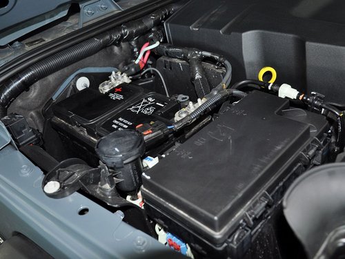 Jeep  3.6L 蓄电池特写