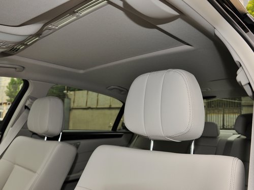 北京奔驰 E260L 驾驶席座椅头枕特写