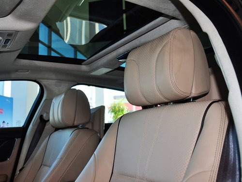 捷豹 XJL 3.0 SC 驾驶席座椅头枕特写