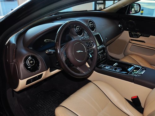 捷豹 XJL 3.0 SC 中控台左侧