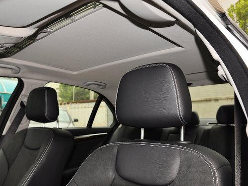 北京奔驰  C260 1.8T AT 驾驶席座椅头枕特写