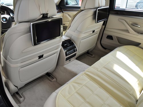 华晨宝马  530Li 第一排座椅靠背后方