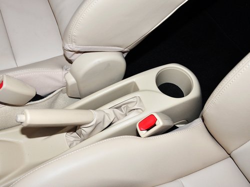 一汽丰田  1.5L 自动 前排座椅中央中间
