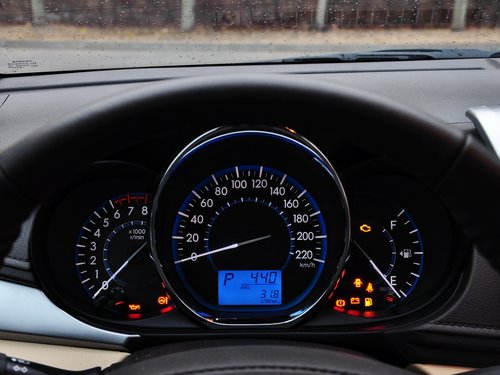 一汽丰田  1.5L 自动 方向盘后方仪表盘