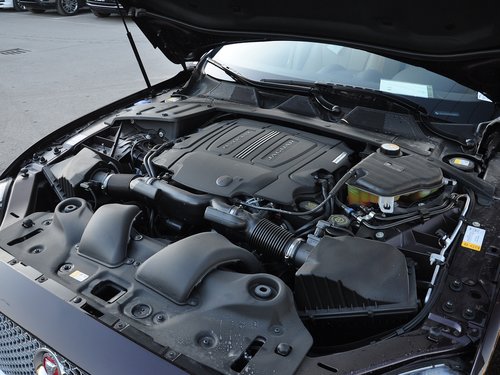 捷豹  XJL 3.0 SC 发动机主体特写