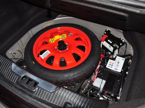 捷豹 XJL 3.0 SC 打开后备箱内盖板特写