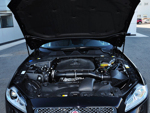 捷豹  XJL 2.0T 发动机局部特写
