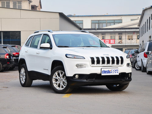 Jeep  2.4L 自动 车辆右侧45度角