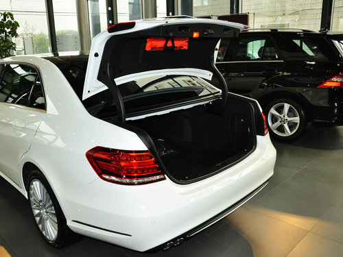 北京奔驰 E260L 1.8T 自动 后备箱整体特写