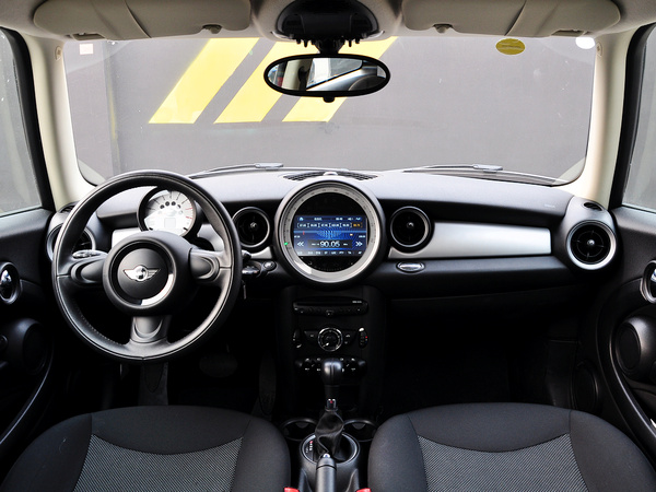 MINI  ONE 1.6L AT 中控台整体