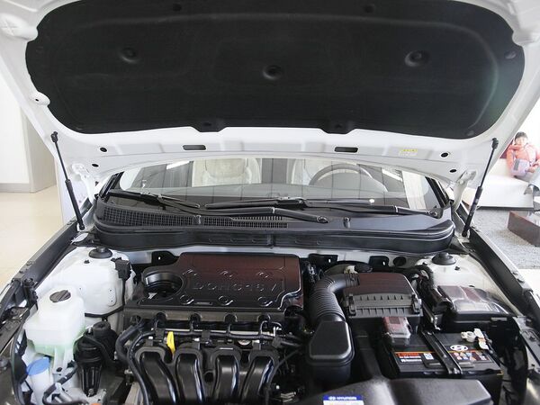 北京现代  第八代索纳塔 2.4 TOP AT 发动机局部特写