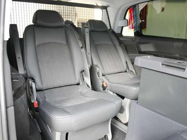 奔驰(进口)  3.5L 自动 第二排座椅中间特写