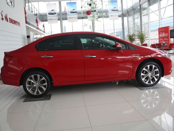 东风本田  2.0L 自动 车辆正右侧