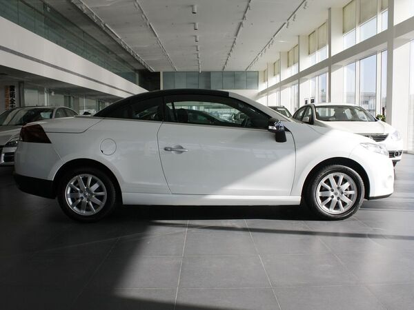 雷诺  2.0 CVT 车辆正右侧