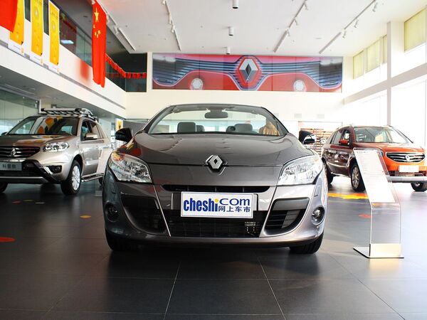 雷诺  2.0 CVT 车头正面视角