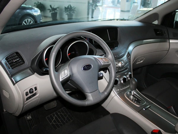 斯巴鲁  3.6L 自动 中控台左侧