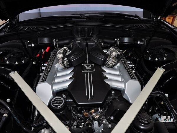 劳斯莱斯  6.7L 自动 发动机主体特写