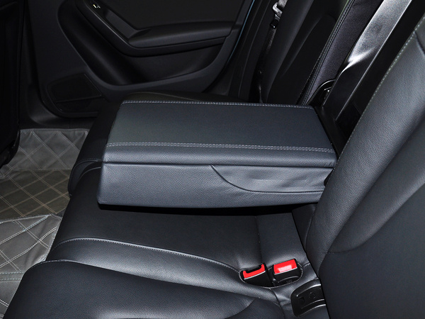 一汽奥迪  35TFSI 第二排座椅中间特写