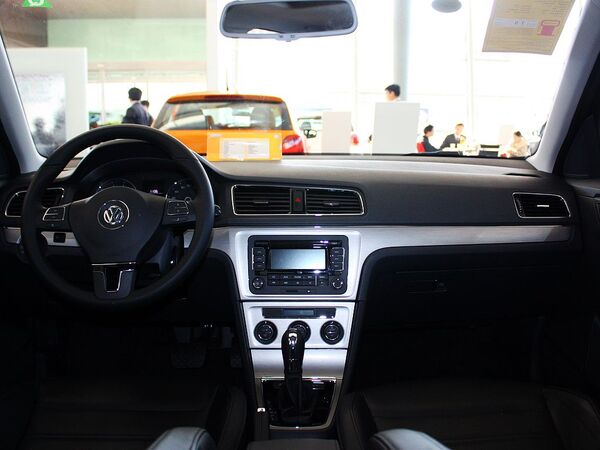 上海大众  1.6L 自动 中控台整体