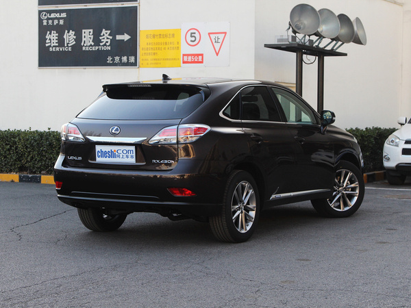 雷克萨斯  450h 车辆右侧尾部视角