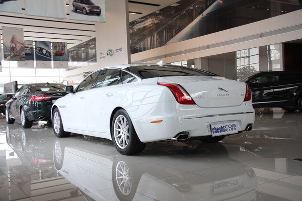 捷豹  3.0SC 自动 车辆左后45度视角