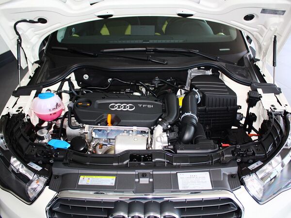 奥迪(进口)  30TFSI 1.4T 发动机局部特写