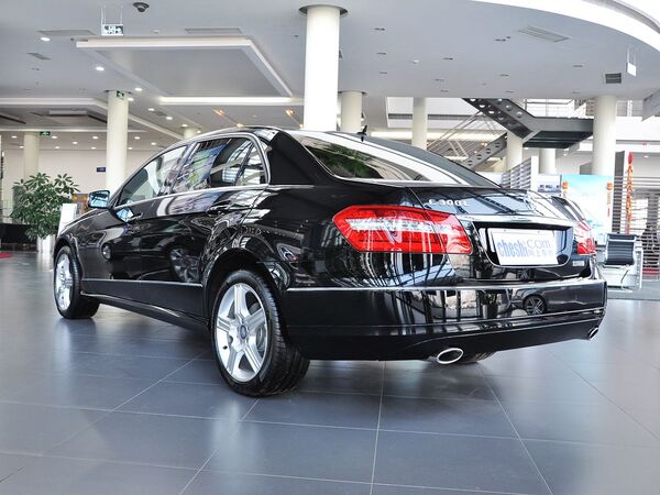 北京奔驰  E300L 3.0L 车辆左后45度视角