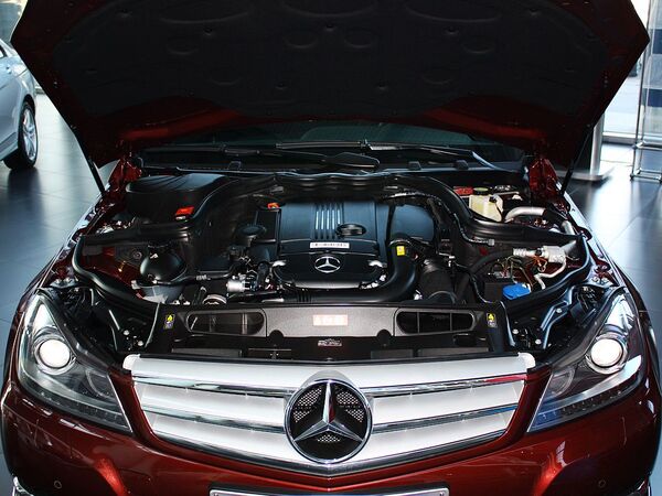 北京奔驰  C260 1.8T 发动机局部特写