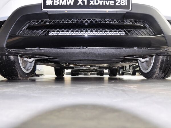 华晨宝马  sDrive20i 2.0T 前发动机底部特写