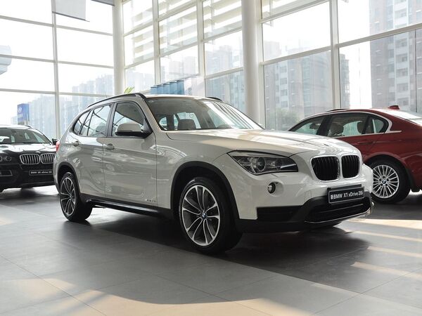 华晨宝马  sDrive20i 2.0T 车辆右侧45度角