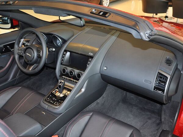 捷豹  3.0T 自动 中控台右侧