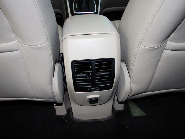 长安福特  1.6T 自动 前排座椅中央后方整体