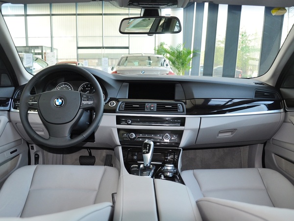 宝马(进口)  530i 3.0L 中控台整体