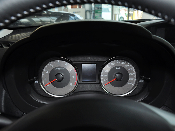 斯巴鲁  2.5L CVT 方向盘后方仪表盘