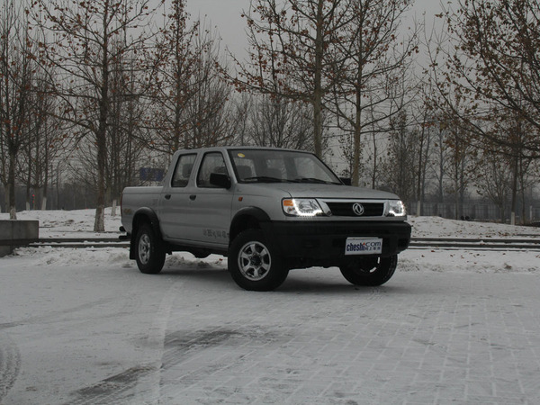 郑州日产(东风风度) 2.5T 手动 车辆右侧45度角