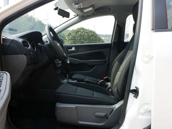 长安福特  两厢 1.8L 自动 驾驶席座椅正视图