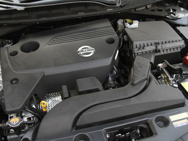 东风日产 2.5L 发动机主体特写