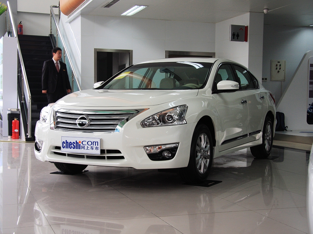 东风日产  2.0L 车辆左前45度视角