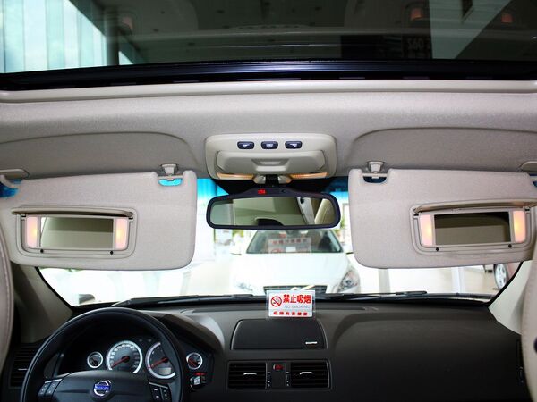 沃尔沃(进口)  2.5T 自动 前遮阳板打开