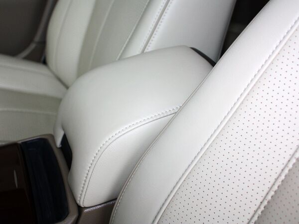 沃尔沃(进口)  2.5T 自动 前排座椅中央中间