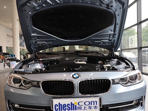 华晨宝马 328Li 2.0T 发动机局部特写