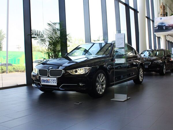 华晨宝马  320Li 2.0T 车辆左前45度视角