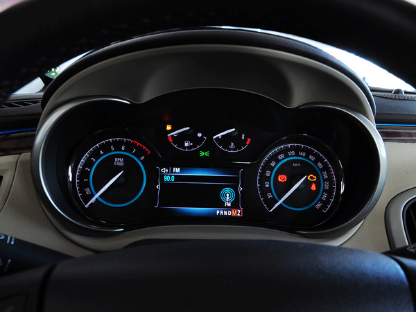 别克  2.4L eAssist 方向盘后方仪表盘