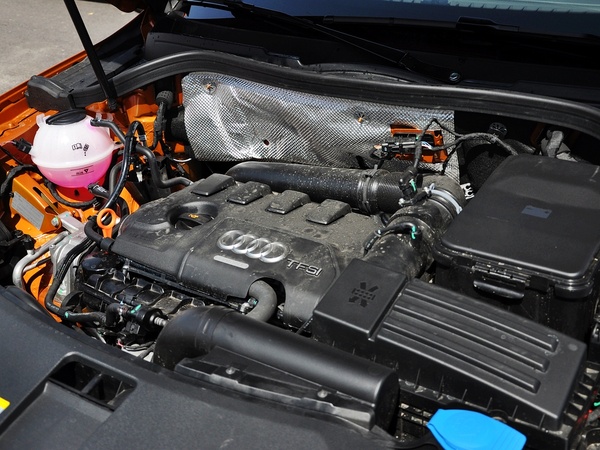 一汽奥迪  2.0T 发动机主体特写