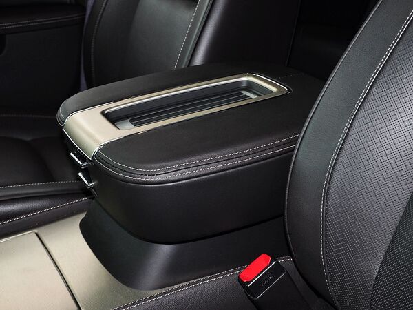 凯迪拉克(进口)  ESV 6.2L 自动 第二排座椅中间特写