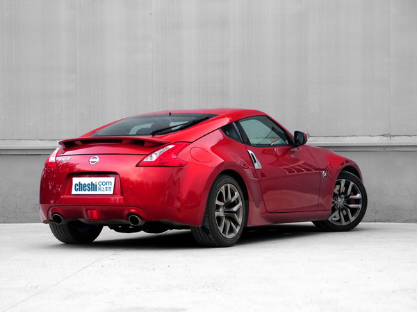 日产(进口)  370Z 3.7L 自动 车辆右侧尾部视角