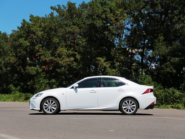 雷克萨斯 2.5L 自动 车辆左正侧视角