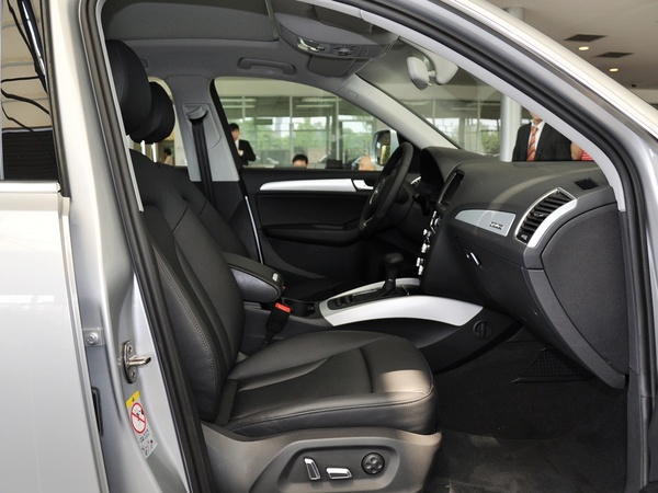 一汽奥迪 40 TFSI quattro 副驾驶座椅正视图